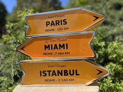 CHAMPAGNE CLUB - 3 db Veuve Clicquot Journey Arrow pezsgős díszdoboz szett – Miami, Paris, Istanbul