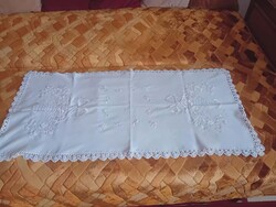 FEHÉR NAPSZÖVETEN HÍMZETT FEHÉR KÉZIMUNKA FUTÓ, CSIPKE SZEGÉLLYEL ÍMÉRETE.96 CM X 47 CM