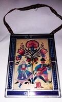 MID CENTURY Képcsarnokos népi jelenetes festett Iparművész üvegkép falidísz 16 x 12 cm HIBÁTLAN