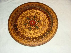 Régi retro kerek festett égetett fatányér 19 cm átmérő