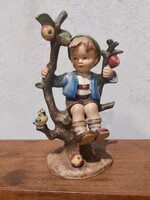 Hummel kisfiú a gyümölcsfán Goebel porcelán
