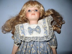 Régi antik porcelánfejű baba virágmintás ruha szőke haj 41 cm