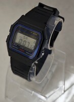Szép állapotú retro quartz óra műanyag tokkal