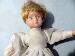 Régi antik porcelánfejű baba fehér ruha rövid haj 25 cm
