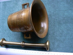 SZÉP RÉGI RÉZMOZSÁR, BR.: 1.282 g., M.: 11 cm, Átm.: 12 cm, Törő: 19,5 cm.