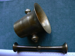 NAGYON SZÉP RÉGI RÉZMOZSÁR, BR.: 1.922 g., M.: 11 cm, Átm.: 12 cm, Törő: 21,5 cm.