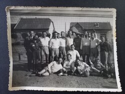 Régi fotó -falusi futballcsapat csoportkép bíróval – Magyarország / Közép-Európa kb. 1930–40-es évek