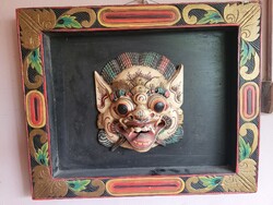 Exkluzív Balinéz Barong Maszk – Kézzel faragott, aranyozott falidísz díszkeretben (50x40 cm)