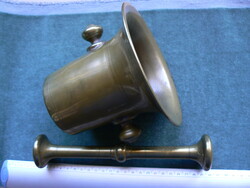 NAGYON SZÉP RÉGI RÉZMOZSÁR, BR.: 2.210 g., M.: 13 cm, Átm.: 15 cm, Törő: 23 cm.