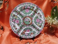 Famille Rose, kínai porcelán dísztányér,  26,5 cm.