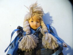 Régi antik porcelánfejű baba 19 cm kék ruha cérna haj