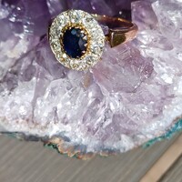 14 K 6,7 g arany gyűrű 0,9 ct brilliánsal és 0,58 ct kék zafírral. Diana gyűrűnek hívják.