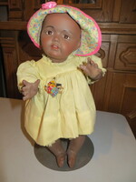 Régi antik porcelán néger baba 36 cm állvánnyal teste is porcelán