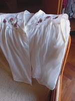 MATYÓ MINTÁS KÉZIMUNKÁVAL FEHÉR UJJA NÉLKÜLI BLÚZ MÉRETE:VÁLLA 46 CM, HOSSZA:64 CM