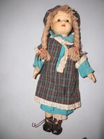 Régi antik porcelánfejű baba 39 cm kockás ruha sapka fonalból fonott haj