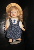 Régi antik karakter porcelánbaba 23 cm szalmakalap állványon