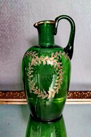 ANTIK smaragdzöld huta üveg kancsó – kézzel festett arany babérkoszorúval, 17 cm, 1900 körül