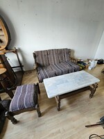 Koloniál nappali garnitúra + márványasztal (Felújításra szoruló kárpittal)