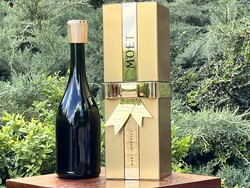 CHAMPAGNE CLUB - Moët & Chandon Vintage arany díszdoboz és egy palackzáró díszdugó