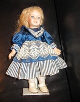 Régi antik  porcelánbaba 28 cm kék-fehér csipkés ruha állványon