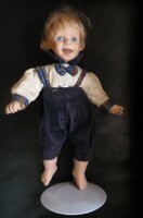Régi antik karakter fiú porcelánbaba 32 cm kék bársony nadrág állványon