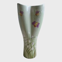 Modern hullámos peremű kerámia váza – Méhecskés és vadvirágos dekorral (25 cm)