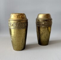Art Deco sárgaréz vázapár – Kalapált textúra, virágmintás díszítéssel (13 cm)