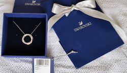 Swarovksi nyaklánc elegáns medállal, eredeti dobozában és díszcsomagolásban