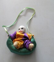Régi antik porcelán  bohóc baba 8 bcm zöld párnán hintázó