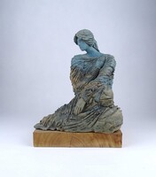 2A159 Debreczeni Zsóka ülő nőalak kerámia szobor 27 cm