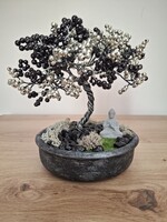 Ezüst- fekete gyöngyös életfa meditáló szoborral