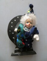 Régi antik porcelán  bohóc baba 17 cm csillagos félholdon áll
