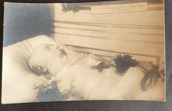 1916 FERENC JÓZSEF MAGYAR KIRÁLY RAVATAL TEMETÉS GYÁSZ KORABELI JELZETT FOTÓ LAP