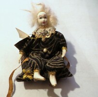 Régi antik porcelán  bohóc baba 13 cm papírdobozon ülő