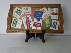 Vintage faragott üveglapos kínáló tálca cigarettás címkékkel