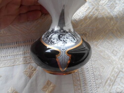 Hollóházi Jurcsák László porcelán váza-tervezői szignóval.10 cm