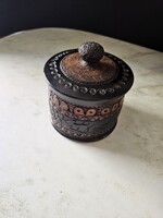 Szignózott, népi faragott fedeles fadoboz – Gyönyörű állapotú fedeles fatároló (13 cm)