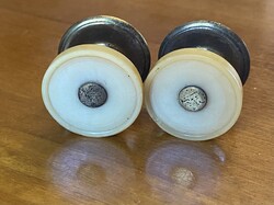 2 DB MIDCENTURY RÉZ ÉS MŰANYAG, KOMÓD, FIÓK FOGANTYÚ EGYÜTT 3.4 CM