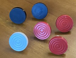6 DB VÖRÖS, FEHÉR ÉS FEKETE SZÍNŰ, RETRO, KOMÓD, FIÓK FOGANTYÚ EGYÜTT 5.2 CM