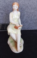 Pajzspecsétes Zsolnay porcelán rönkön ülő lány könyvvel