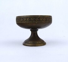 2A045 Régi réz talpas kistál 7.7 x 9.7 cm