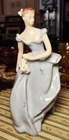 Royal Dux kézzel festett porcelán figura: hölgy kék estélyi ruhában, arany díszítéssel, 24 cm