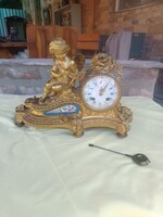 Francia tűzaranyozott bronz asztali óra. 1860, bájos puttóval.