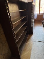 Ugyan az a stílusú szekrény és ülő garnitúra könyvespolcokkal eladó. Kiváló állapotban.