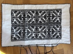 Eladó 2 db egyforma vintage, kézzel hímzett népi díszpárna huzat (párban).