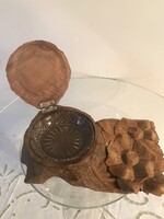 HAMUTARTÓ - FA - KÉZIFARAGÁS - 17 x 11 x 6 cm - ÜVEG BETÉT - FARÖNK VIRÁGGAL -  - HIBÁTLAN