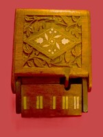 MID CENTURY INDIA -intarziás fából készült asztali cigaretta adagoló ZONGORA gyönyörű faragással