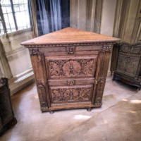 Faragott historizáló sarokkomód a 19. század végéről