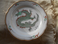 Aprólékos monogrammos  kézzel festett sárkánykígyó porcelán tányéron 19 cm