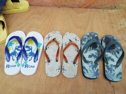 3 pár   kettő KB. 31-es méretű és egy kb29-es Roar flip-flop laticer strandpapucs fotóztam kisfiúnak